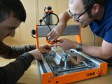 Messedemonstrator zur effizienten Teilepositionierung beim 3D-Wasserstrahlschneiden